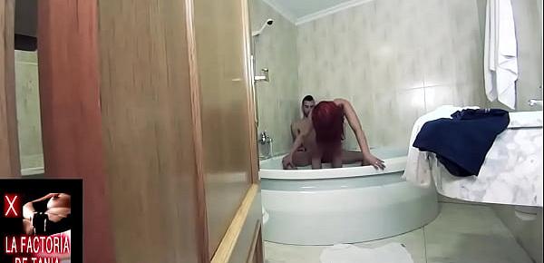 trendsParejita relajándose y follando en el jacuzzi. Peliroja hace garganta profunda